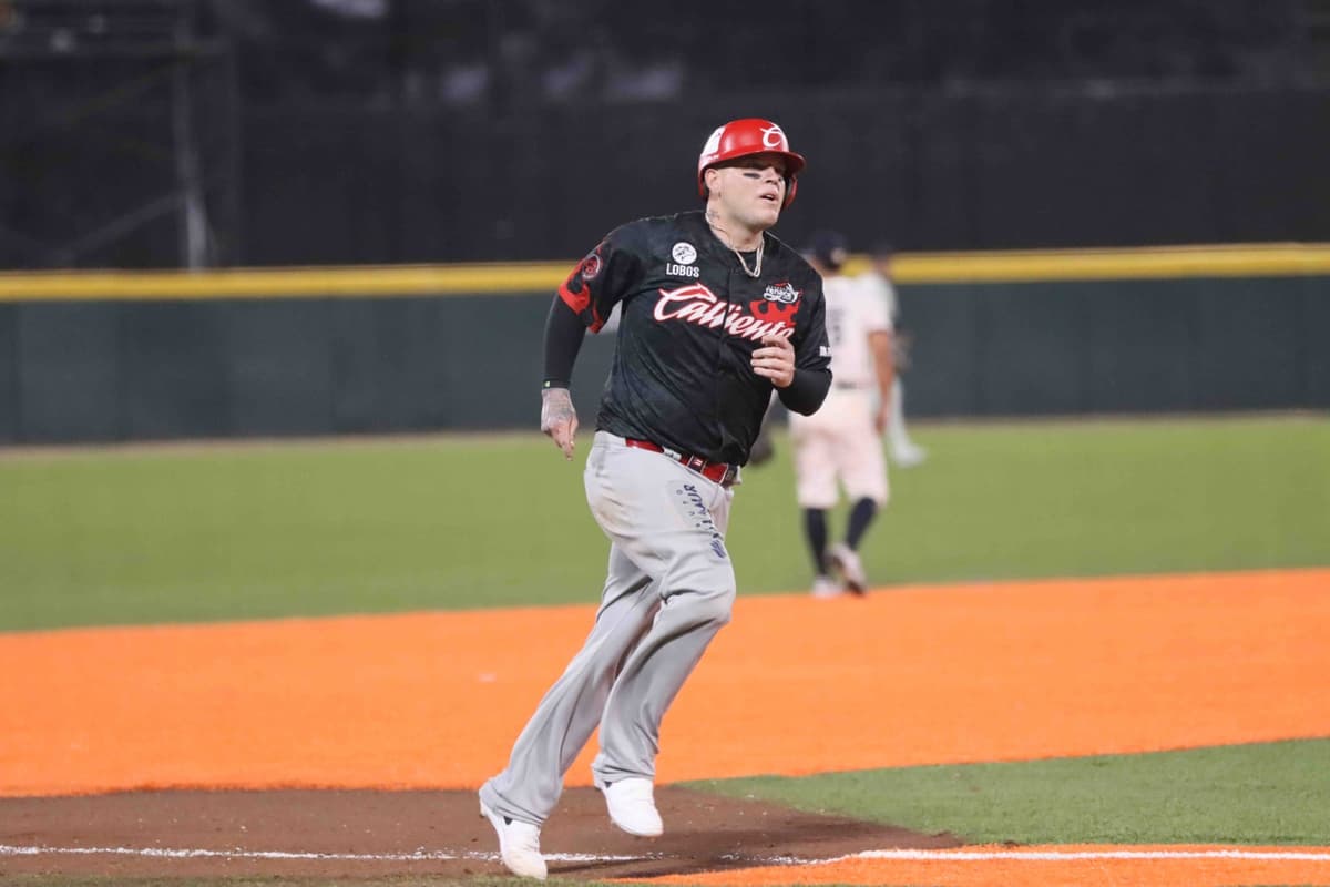 En feria de batazos Caliente se impone 10-7 a los Dos Laredos en noche inaugural