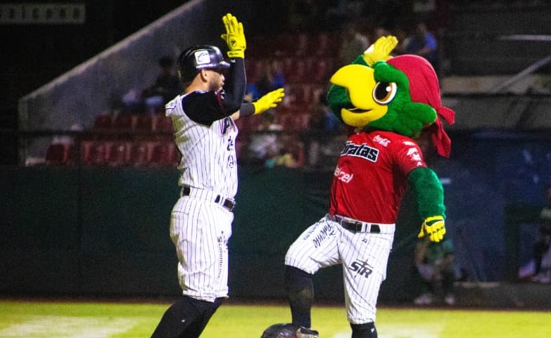 Piratas con la serie completa ante Olmecas en el galeón