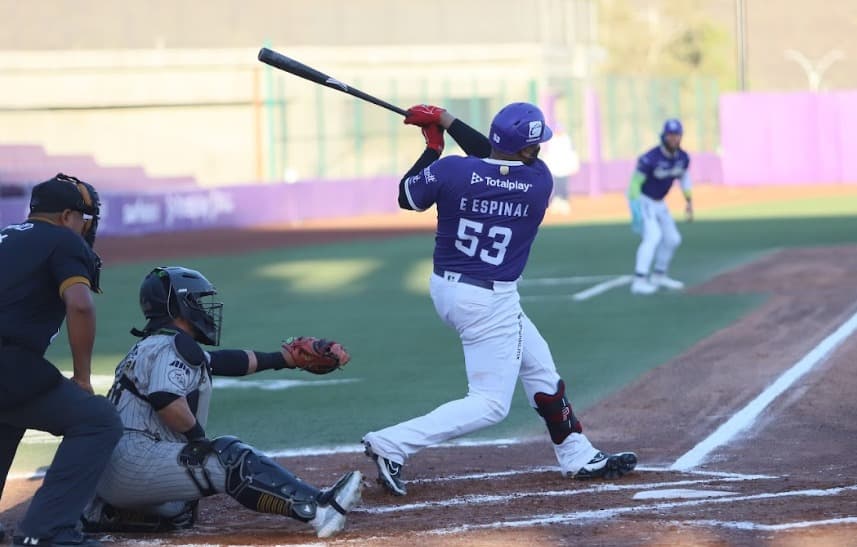 Conspiradores gana duelo de ofensivas a Leones