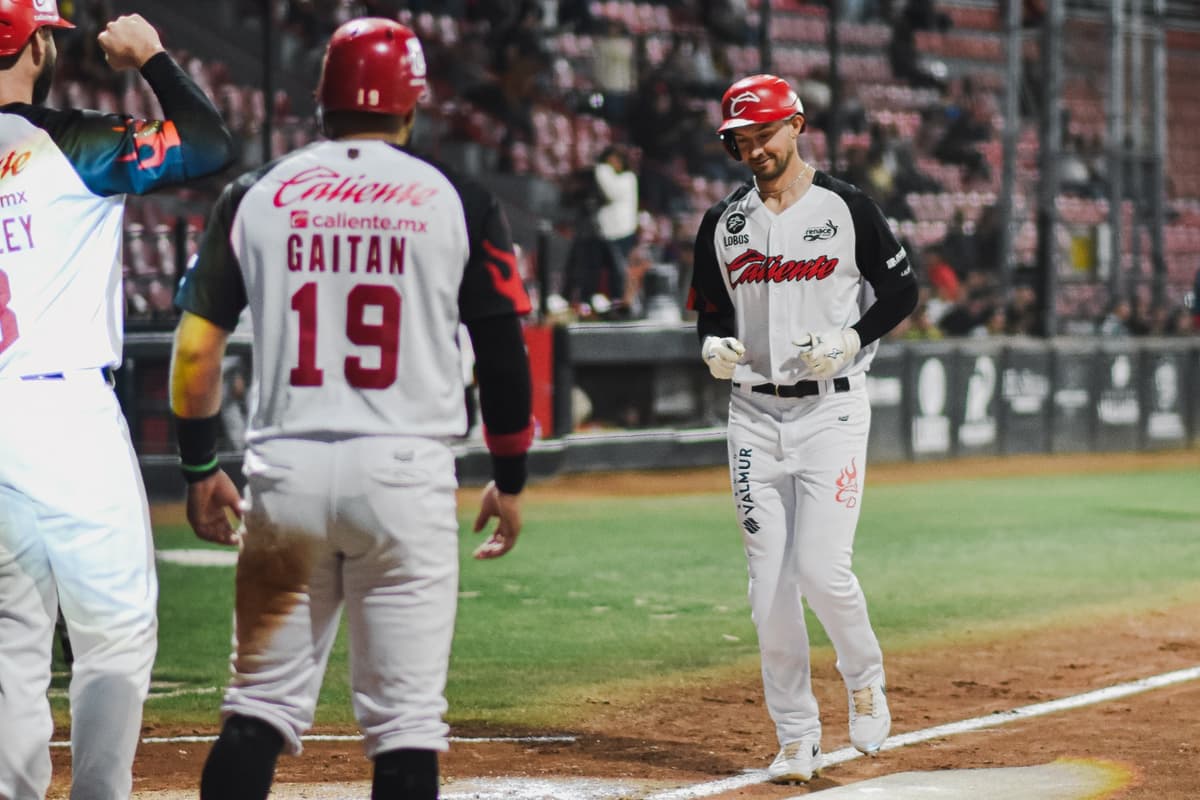 Con bombazos de Hensley y Lugbauer, Caliente empata la serie