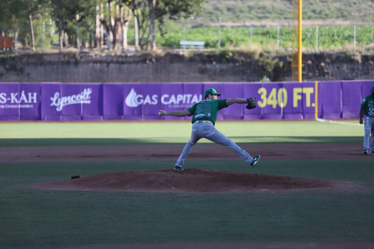 Olmecas viene de atrás para emparejar la serie ante Conspiradores