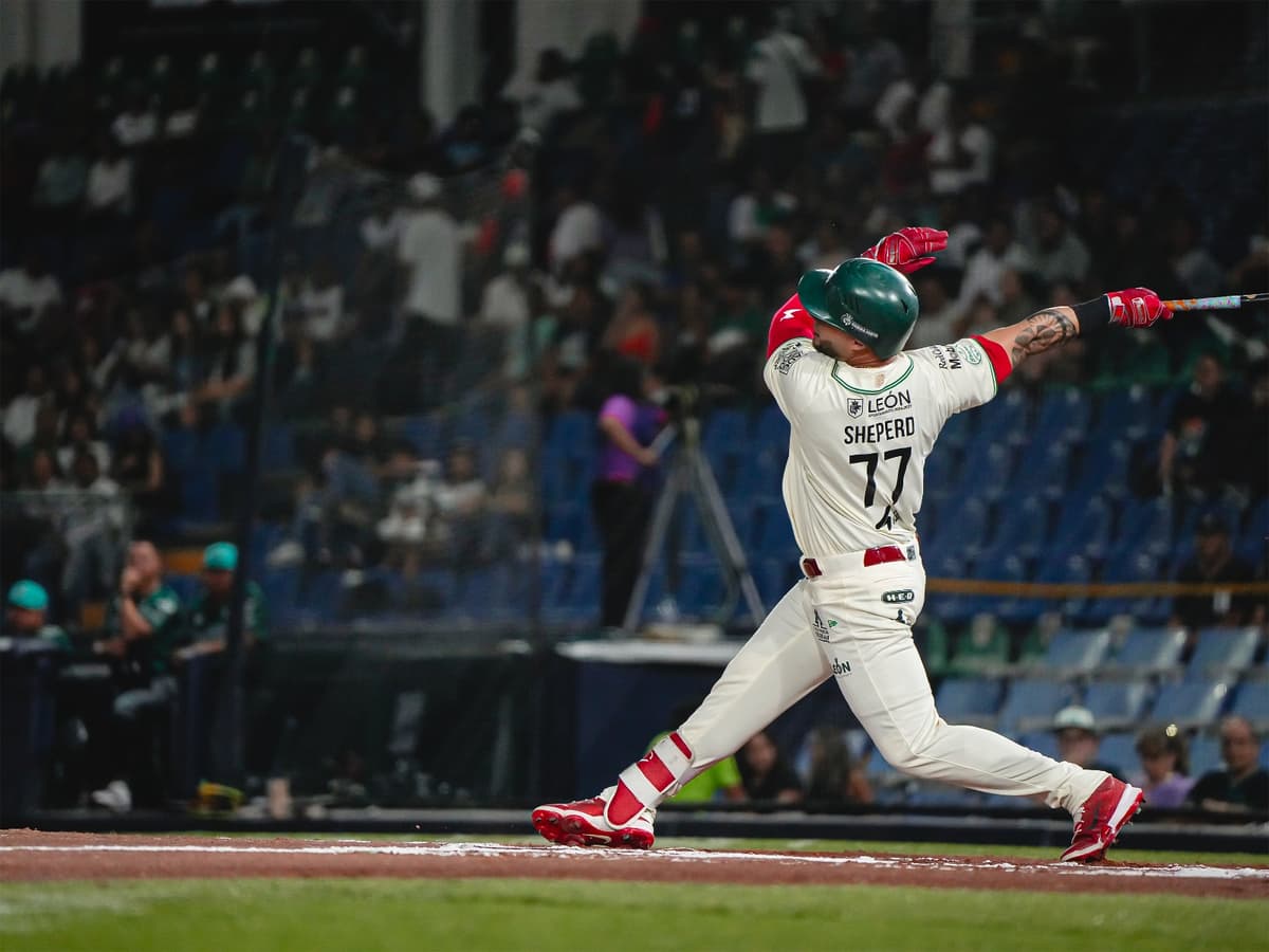 Alberth Martínez impulsa triunfo de Bravos sobre Saraperos en La Fortaleza