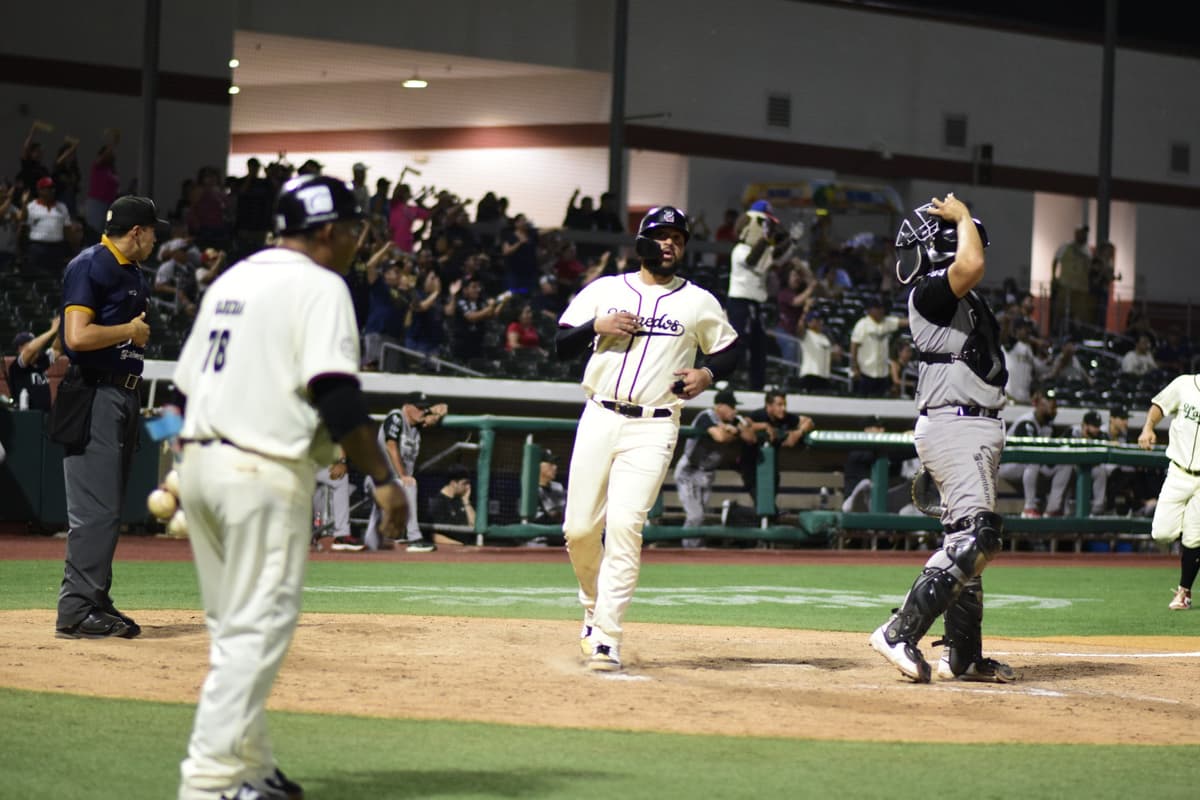 Reacciona Tecos en la séptima y se impone 7-6 a Campeche