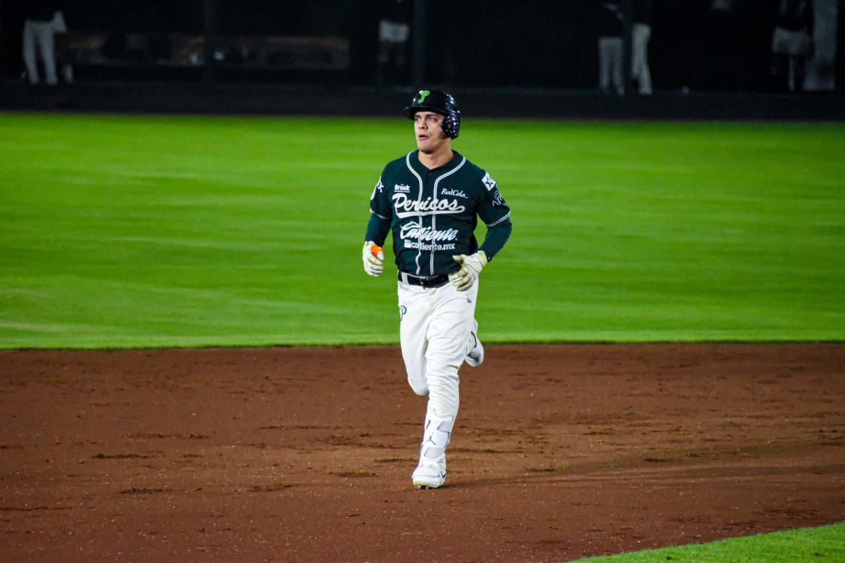 Par de bambinazos de Ervin dan triunfo a Pericos