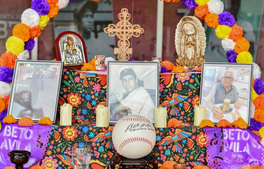 El Águila rinde altar a leyendas en Día de Muertos