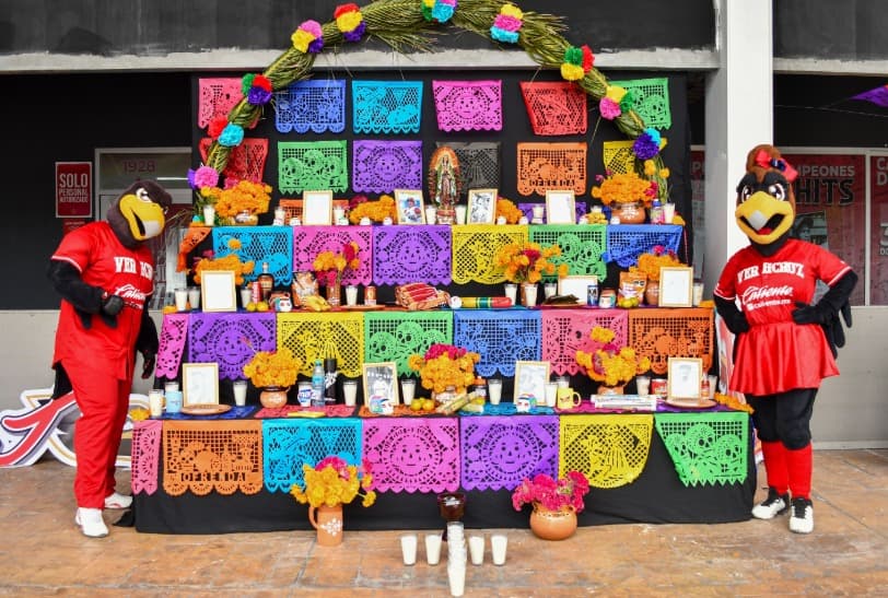 El Águila rinde altar a leyendas en Día de Muertos