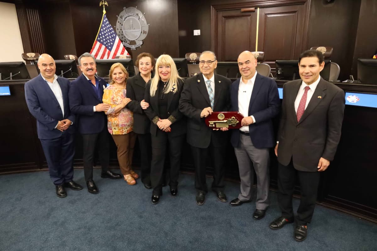 Honran legado de don José Antonio Mansur con Llaves de la Ciudad de Laredo