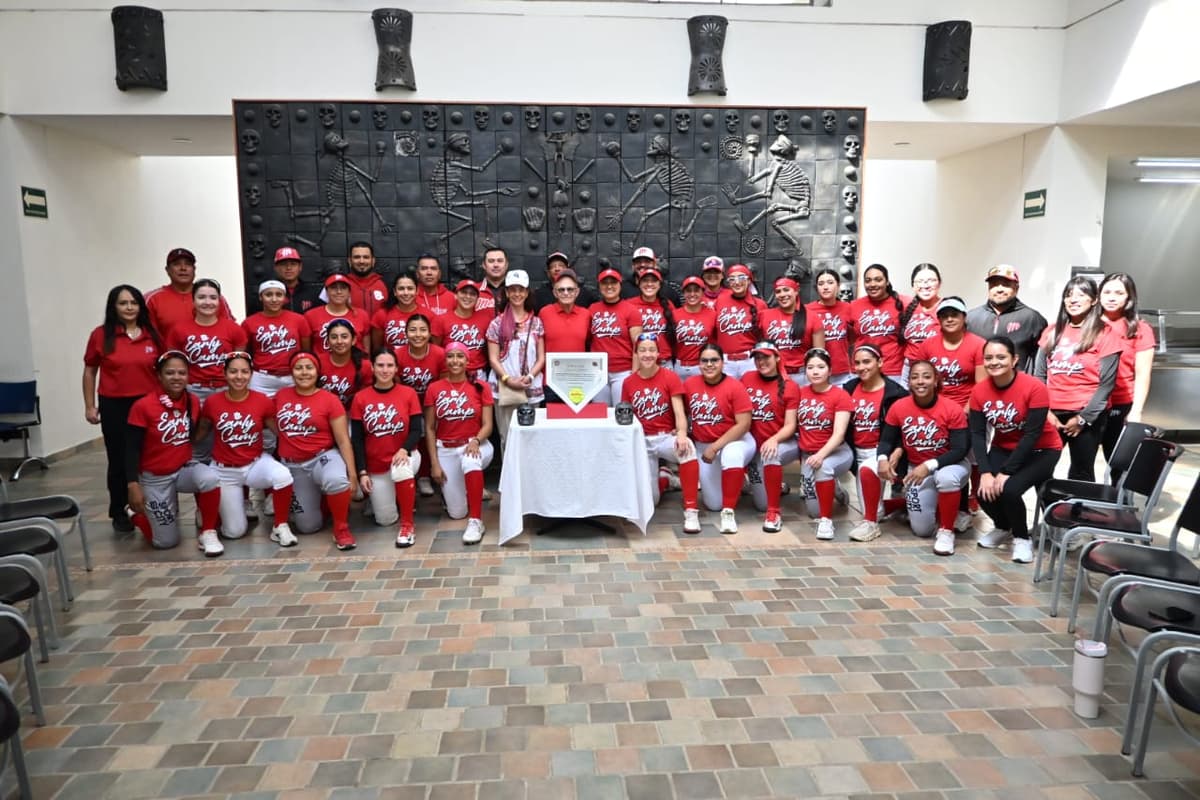 Don Alfredo Harp Helú visita el entrenamiento de Diablos Rojos Femenil