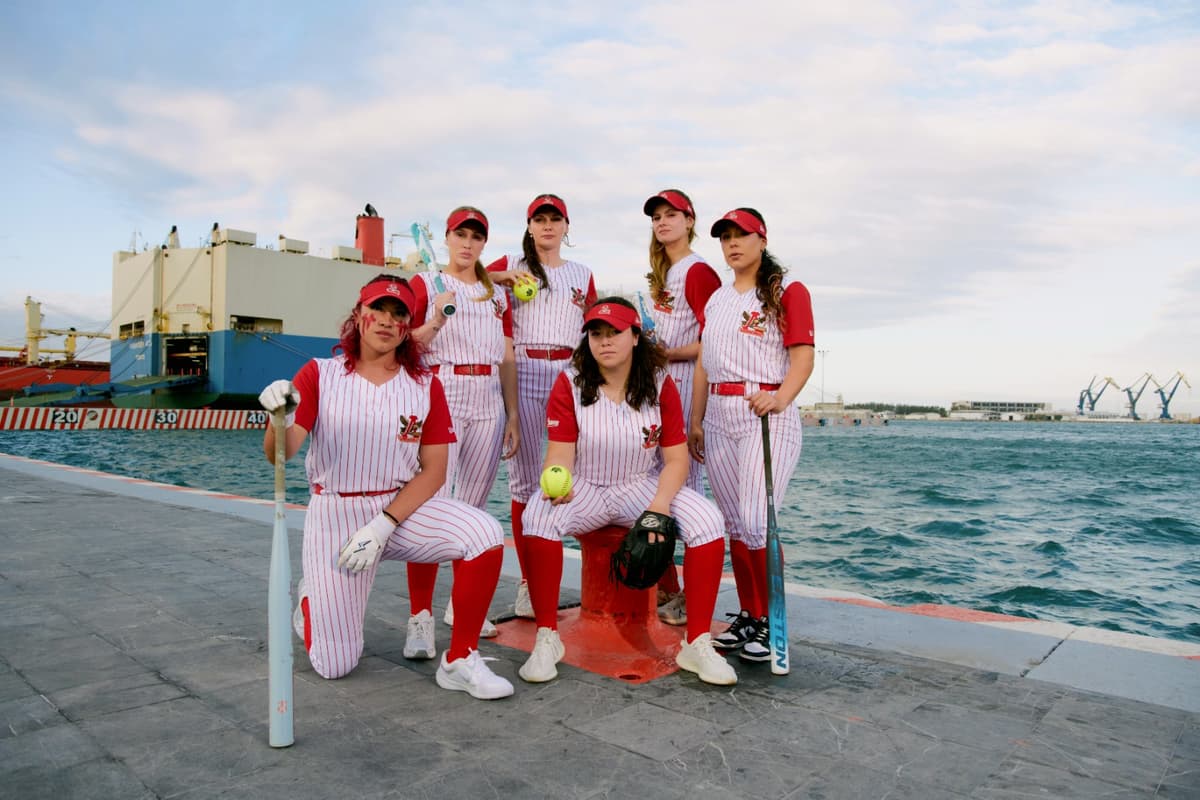 Presenta El Águila Softbol sus uniformes 2026