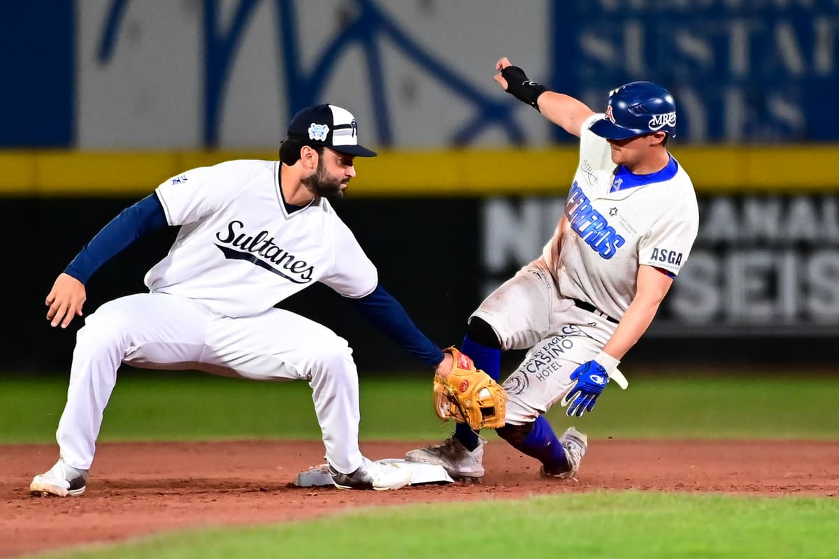 Cerrado duelo que Sultanes resuelve en la novena ante Acereros