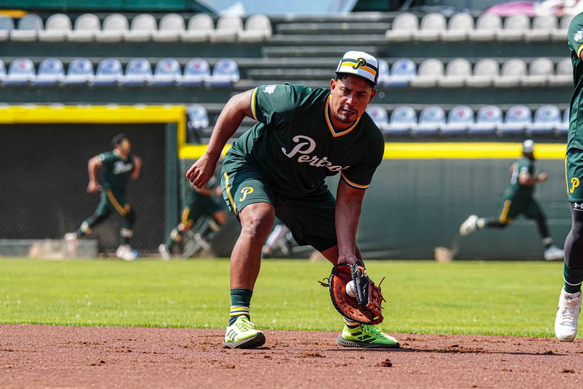 Tripulación completa con los Pericos de Puebla