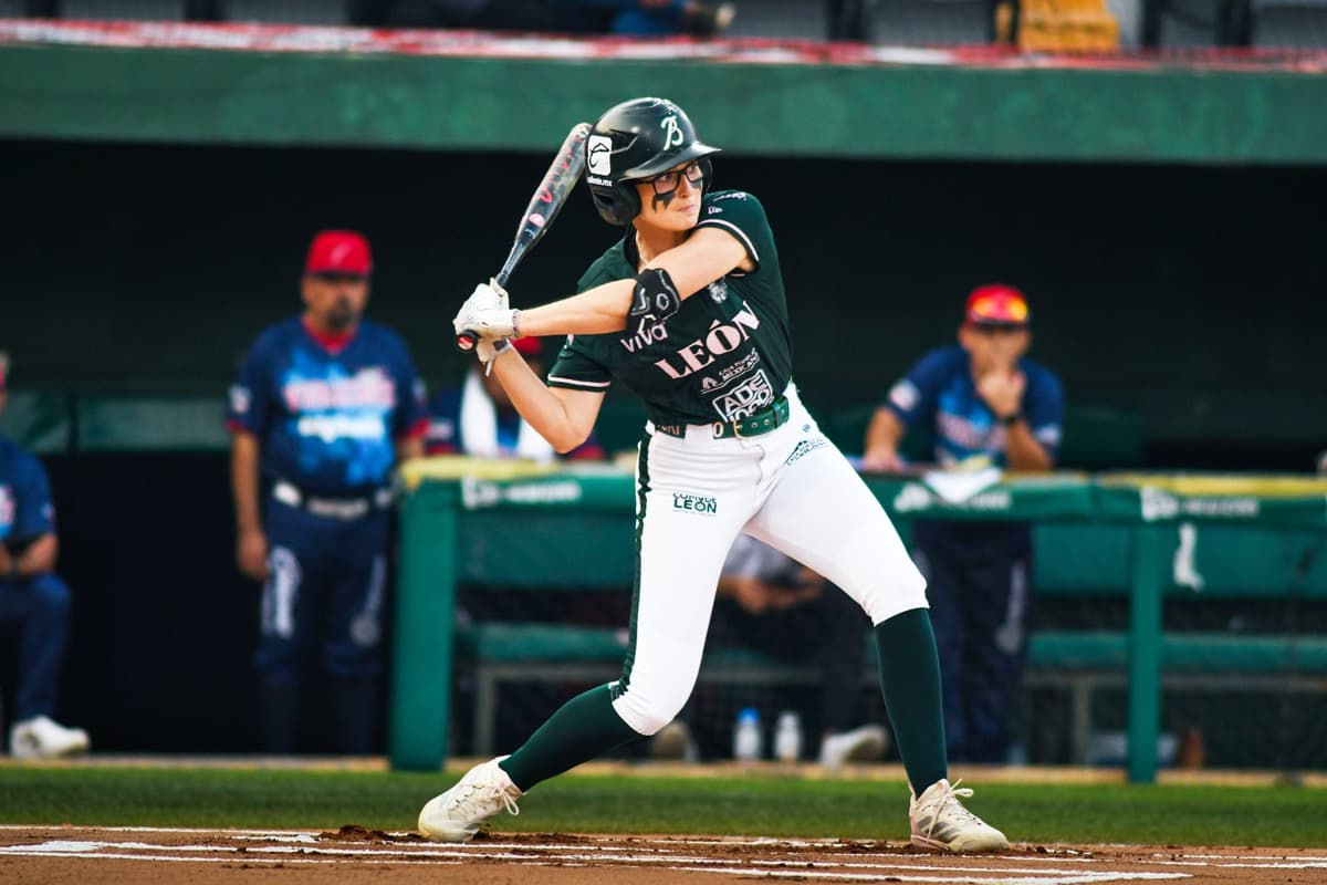 León pega primero en el Beto Ávila y se mantiene con vida