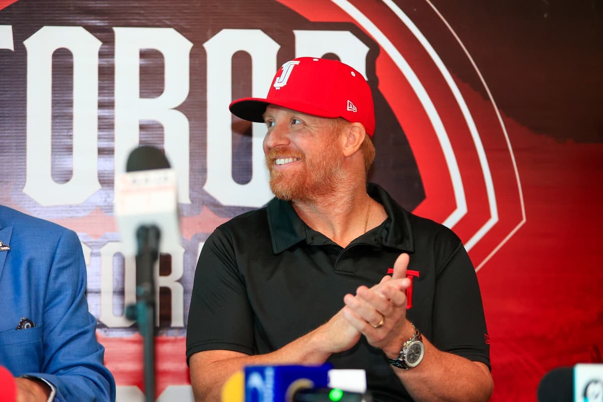 Justin Turner llegó a la frontera y fue presentado por los Toros