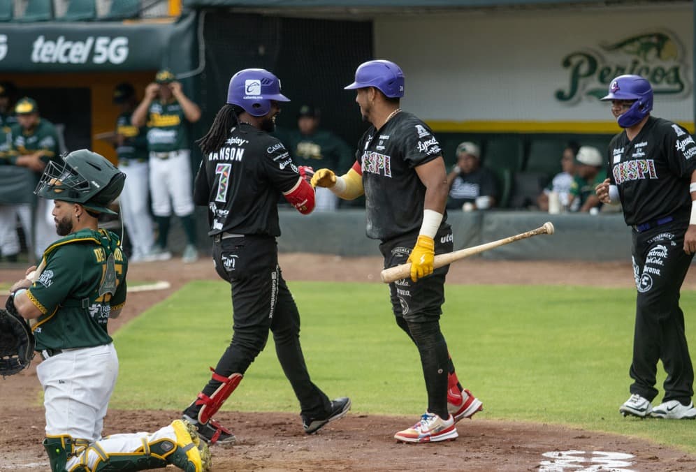 Conspiradores se impone a Pericos en el doble cartel