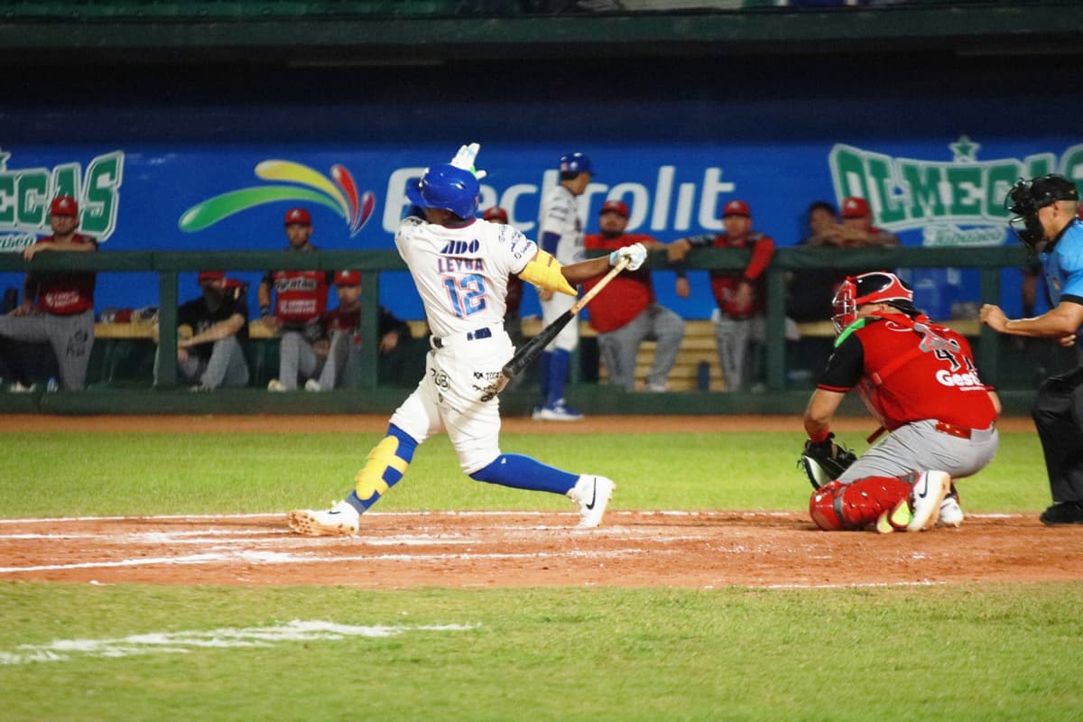Con sólida noche ofensiva de Domingo Leyba, Olmecas vence a Piratas