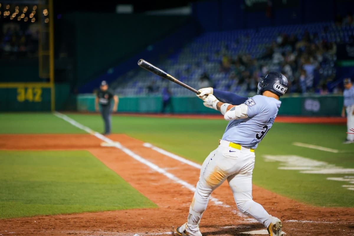 Rieleros vuelve a casa y vence a Tecos en el arranque de la serie