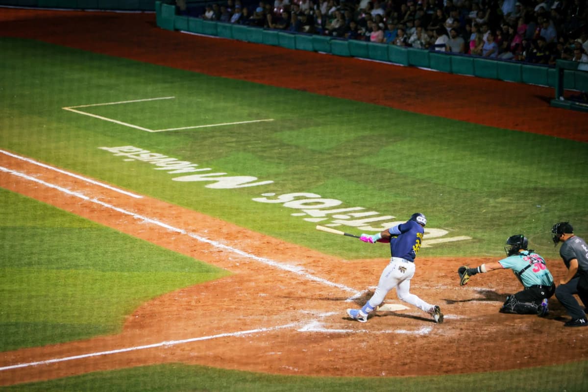 Rieleros pega primero ante Saraperos con noche explosiva de José Rondón