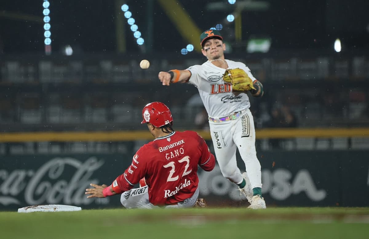 Diablos Rojos y Leones dividen triunfos en doble cartelera nocturna en Mérida