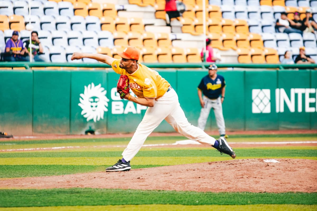 Salida de calidad de Emilio Vargas guía a los Dorados al triunfo ante Rieleros