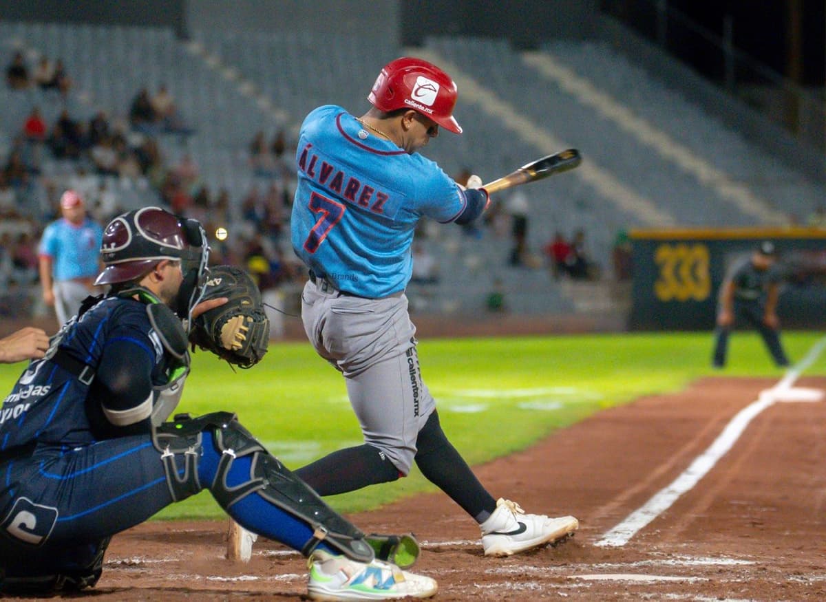 Par de bombazos de Andrés Álvarez y El Águila pega primero ante Laguna