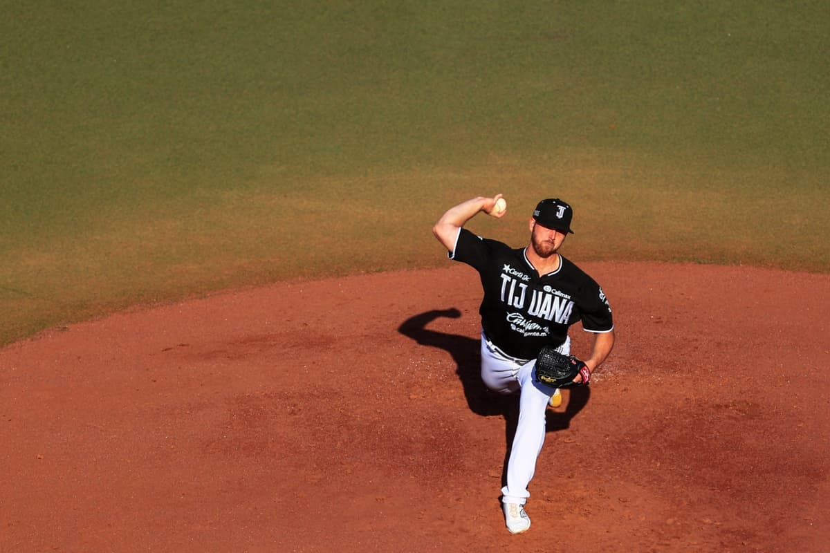 Cátedra de pitcheo encabezada por Noah Skirrow y Toros le gana la serie completa a Tecos