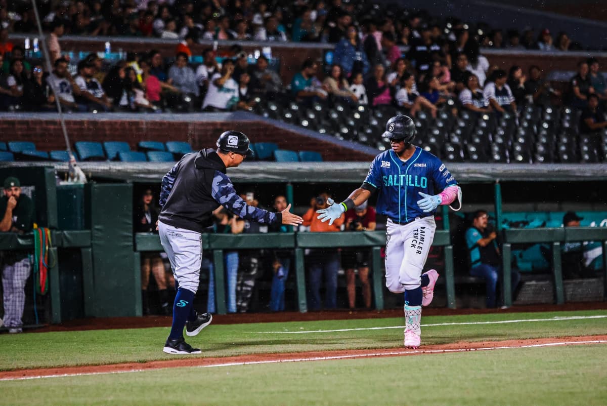 Saraperos vence a los Bravos en duelo de cañonazos en Saltillo