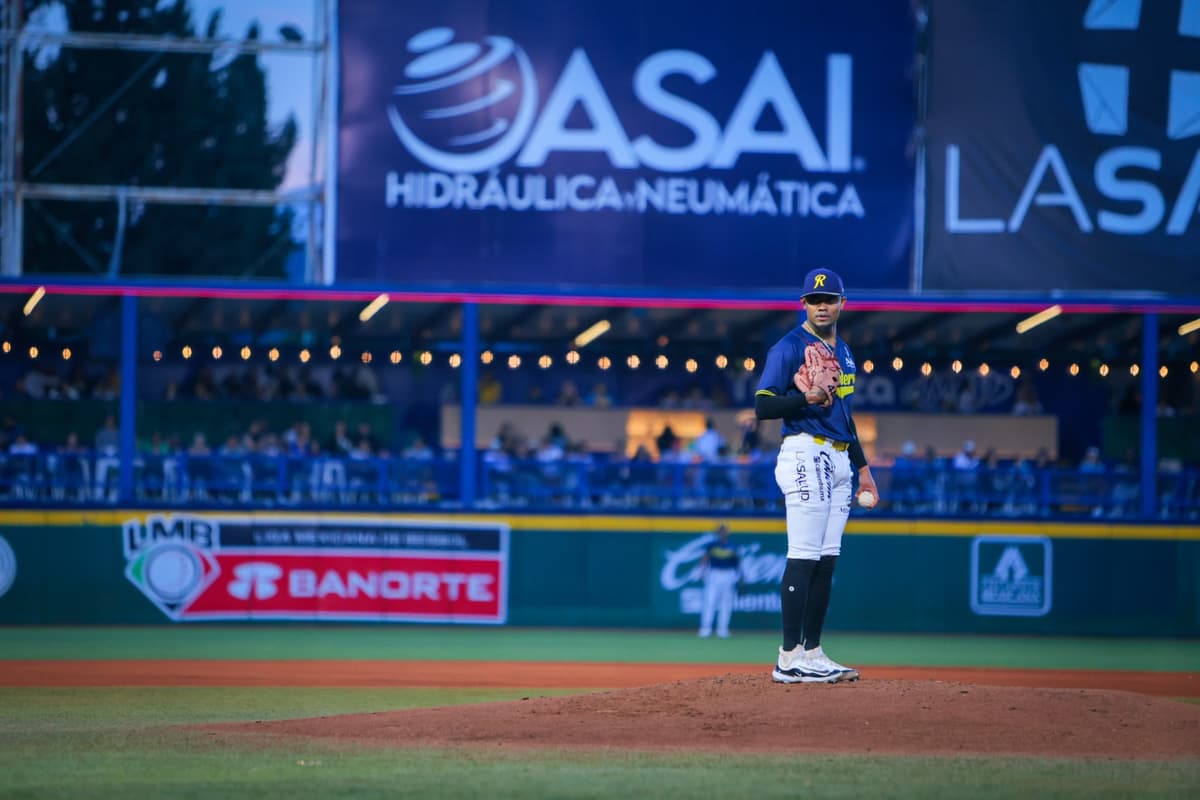 Rieleros supera 10-0 a Sultanes en el primero de la serie en el andén