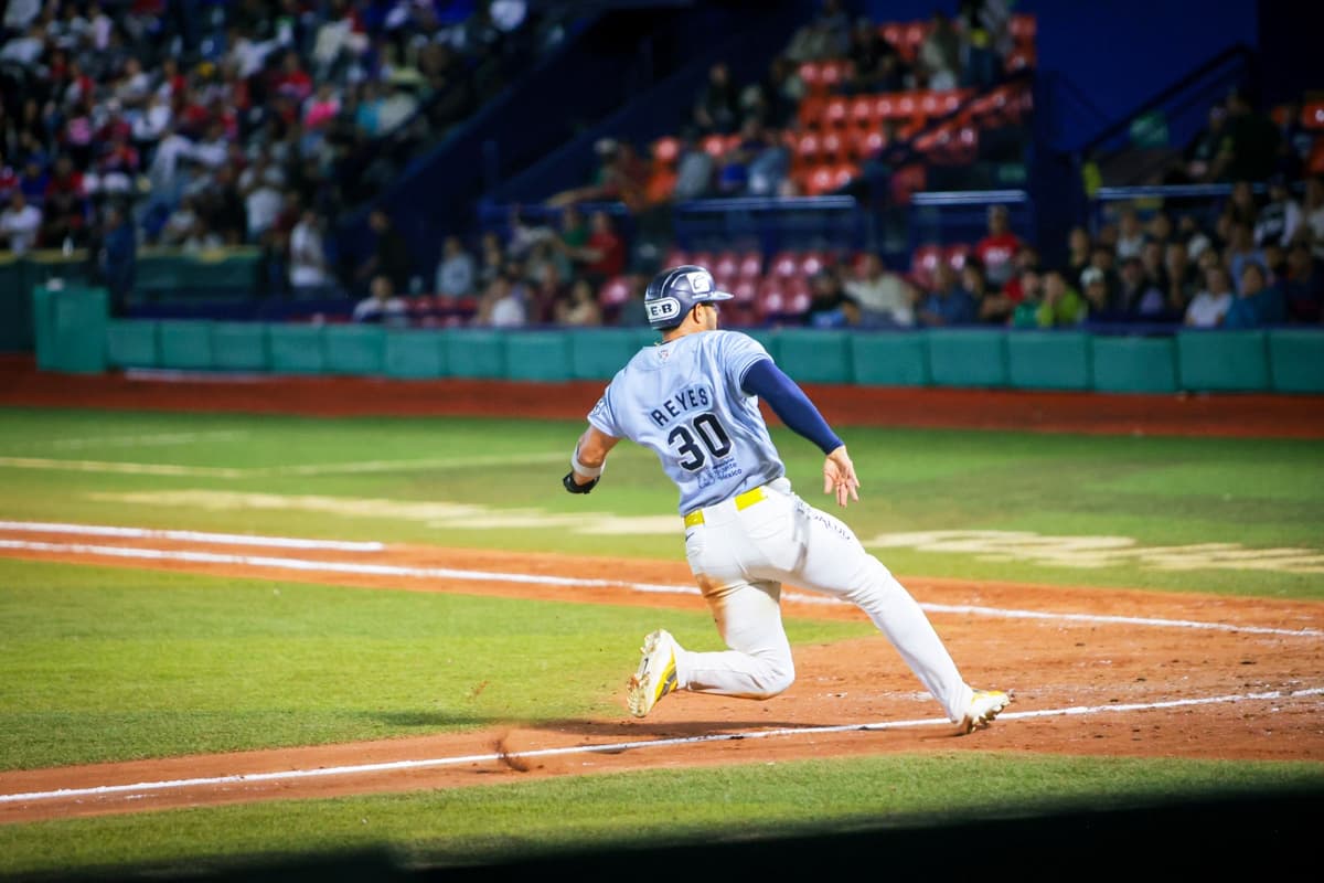 Rieleros asegura la serie ante Sultanes en el andén del Romo Chávez
