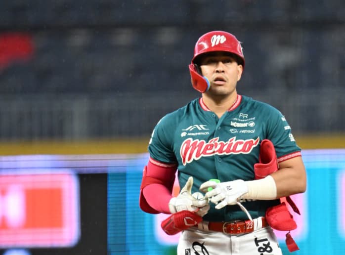 Ramón Flores, del México, sobre el récord de dobletes en un inning que empató