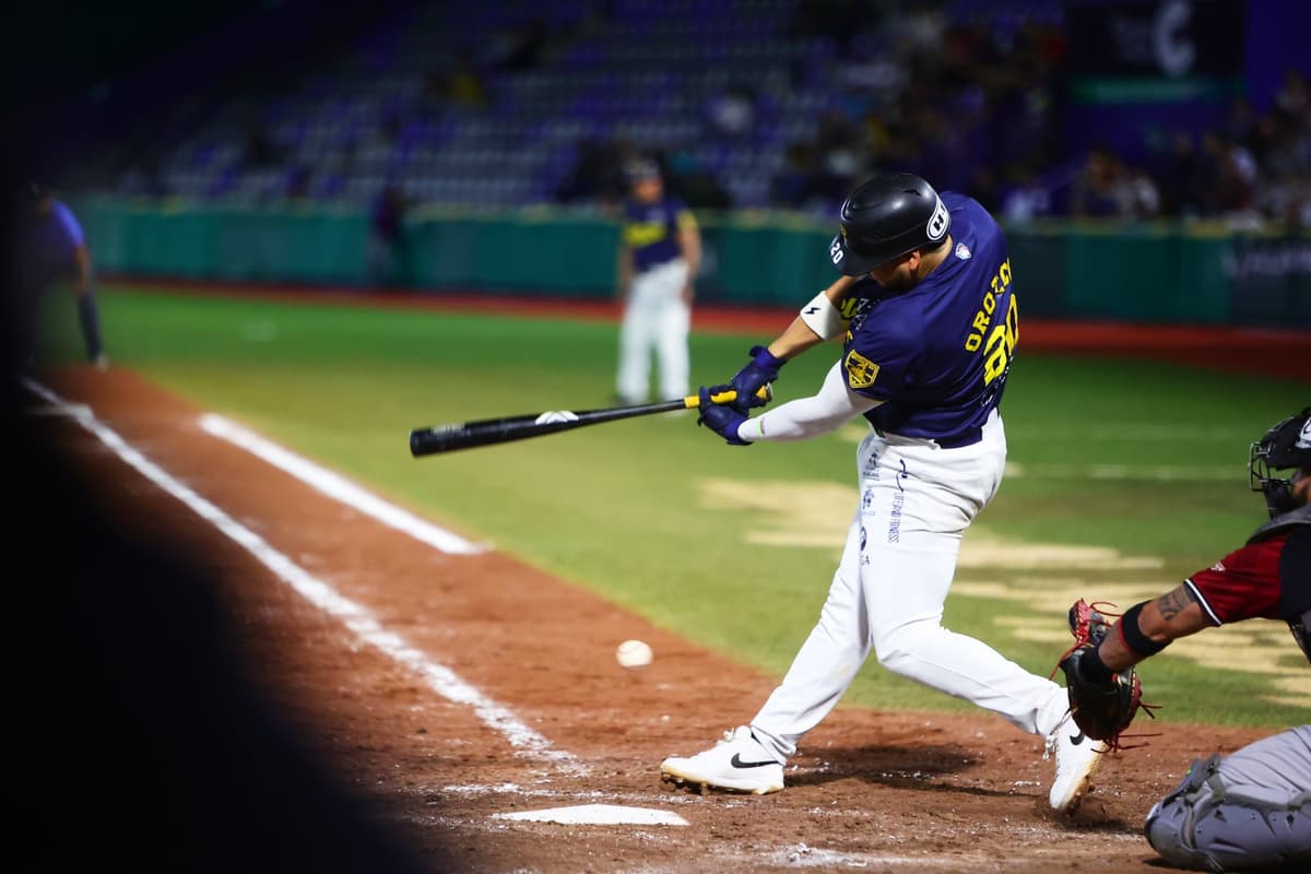 Con jonrones de Manny Orozco y Ángel Reyes, Rieleros asegura serie ante Tecos