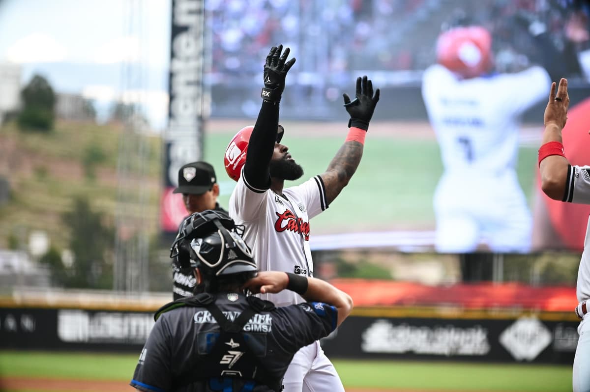 Con tres jonrones de Daniel Johnson empata Caliente la serie ante los Acereros