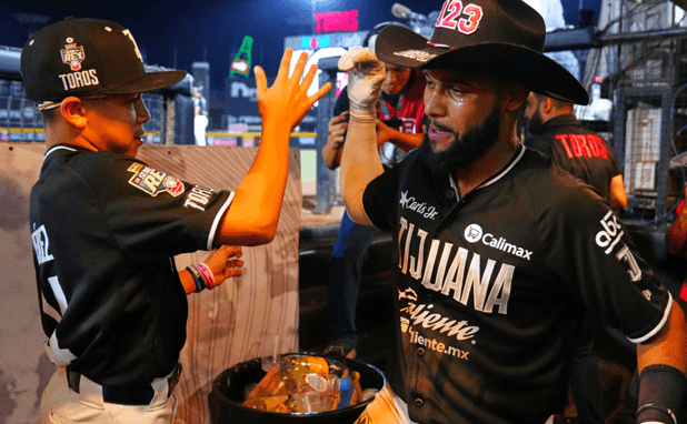 Salvaje rally de los Toros en la quinta entrada para igualar 1-1 la Serie del Rey 2026 ante los Olmecas