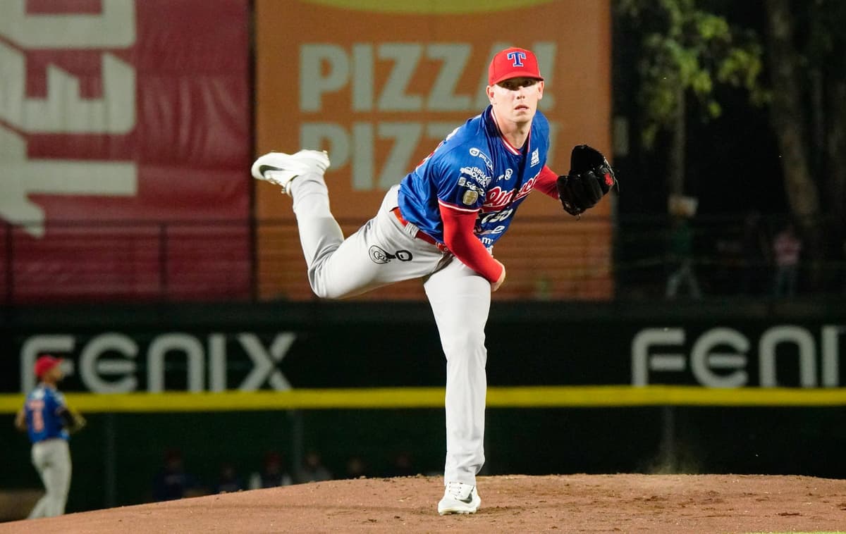 Joya de Jeremy Rhoades coloca a los chocos a una victoria de avanzar a la Serie del Rey