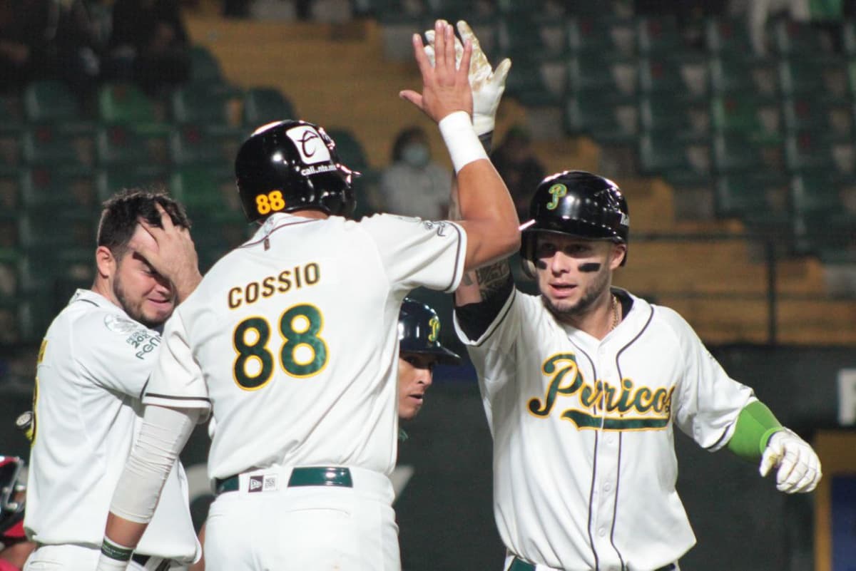 Pericos asaltan la nave filibustera